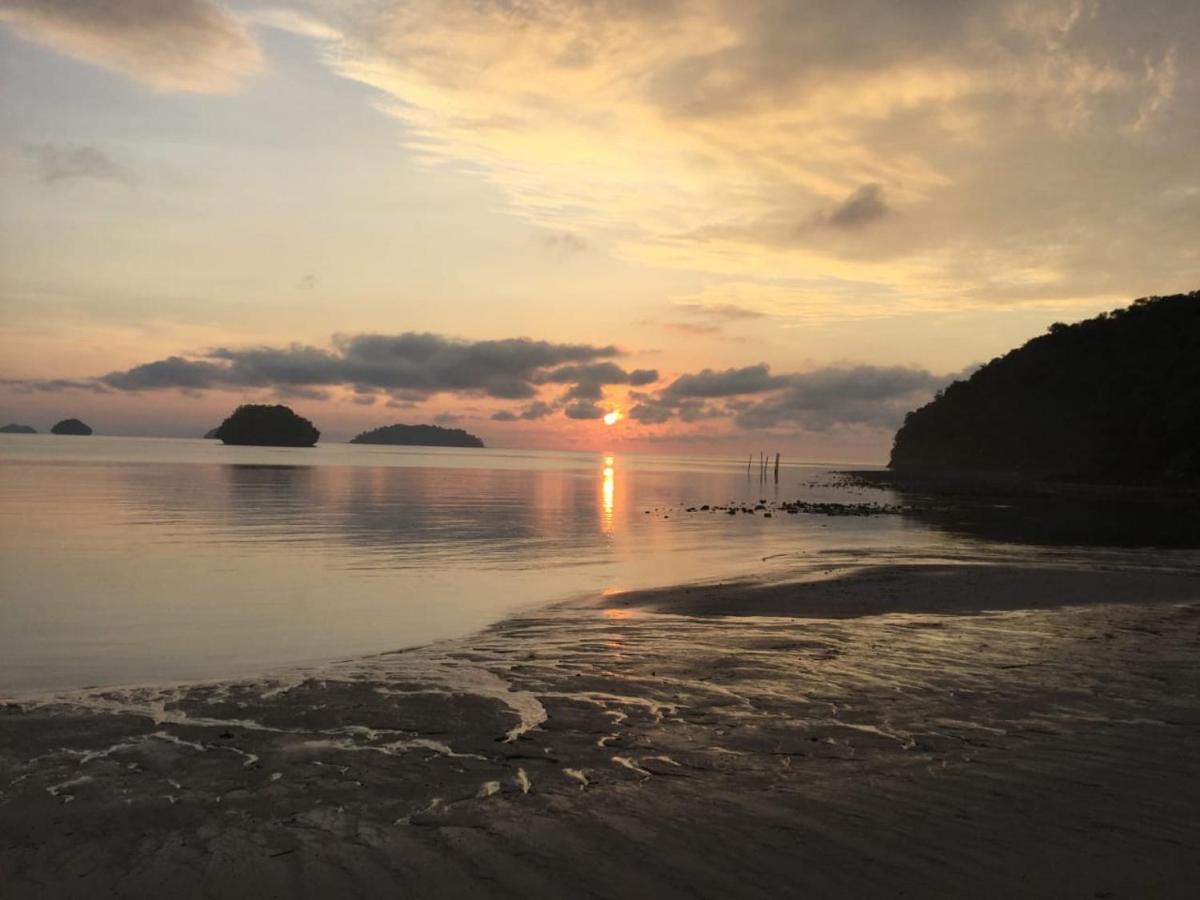 Wild Pasir Panjang Hotel Pulau Tuba Exterior photo